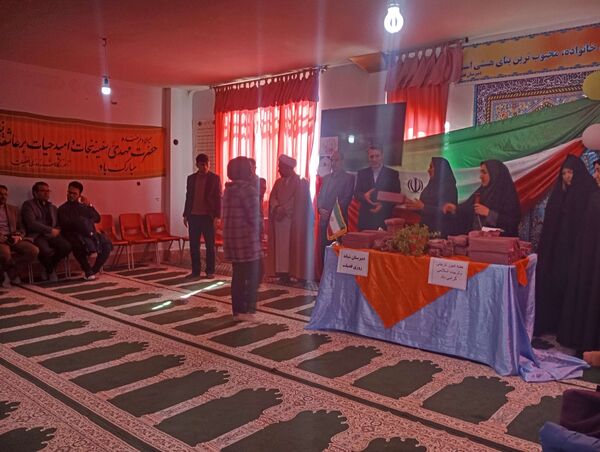 تجلیل از دانش‌آموزان برتر دبیرستان فضیلت
