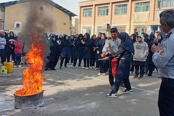 حضور‌ آتش نشانان شهر قدس در دبیرستان فرزانگان