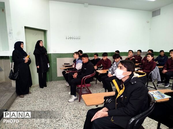فرایند بررسی عملکرد معلمان منتخب دبیرستان نمونه آیت الله خامنه ای