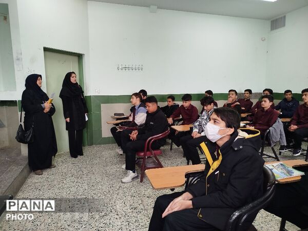 فرایند بررسی عملکرد معلمان منتخب دبیرستان نمونه آیت الله خامنه ای