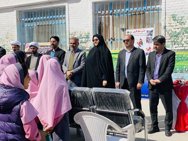 نواختن زنگ جشن نیکوکاری در دبستان زینب قهرمانی مه ولات