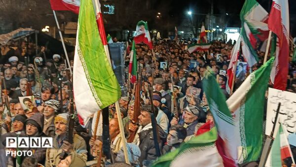 تجمع مردم شریف دلفان در شب بیست‌و سوم شهادت رهبر شهید انقلاب اسلامی و تجدید بیعت با رهبر جدید معظم 