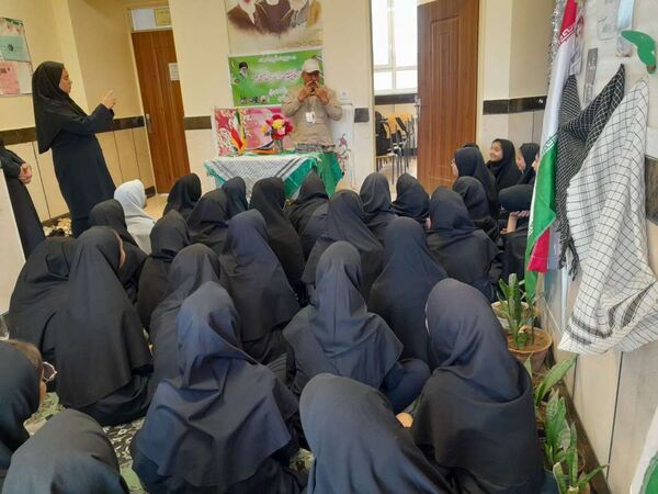 روایت هشت سال دفاع مقدس توسط راوی انقلاب در مدرسه مادرمهربان نقاب