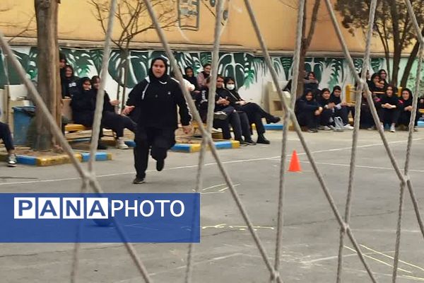 المپیاد ورزشی درون مدرسه‌ای به مناسبت گرامیداشت دهه فجر در آموزشگاه آرمینه مصلی نژاد شهرری