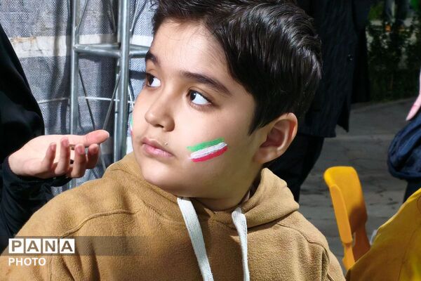 حضور دانش‌آموزان و کودکان بهارستانی در راهپیمایی شبانه «جنگ رمضان»