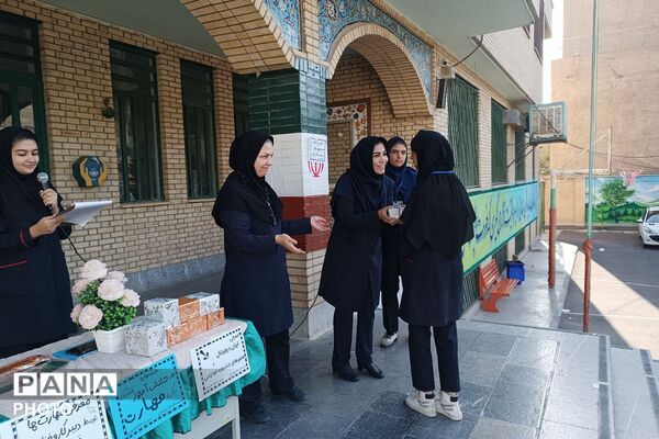  برنامه «هر دانش‌آموز، یک مهارت» با تجلیل از دانش‌آموزان برگزیده در مدرسه ایثار