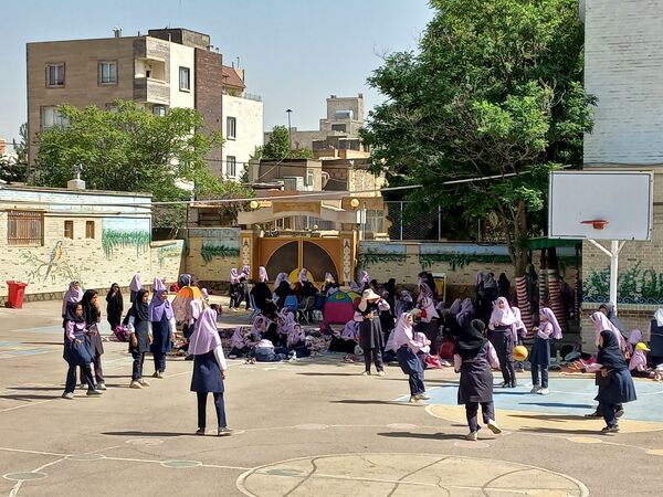 اردوی حیاطی و جشن آخر سال در دبستان دخترانه شاهد تحقیقی ناحیه ۶