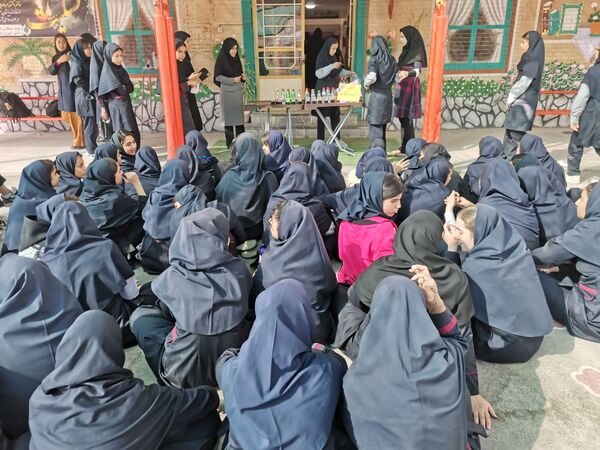 بزرگداشت روز آزمایشگاه در دبیرستان یغمای نیشابوری 