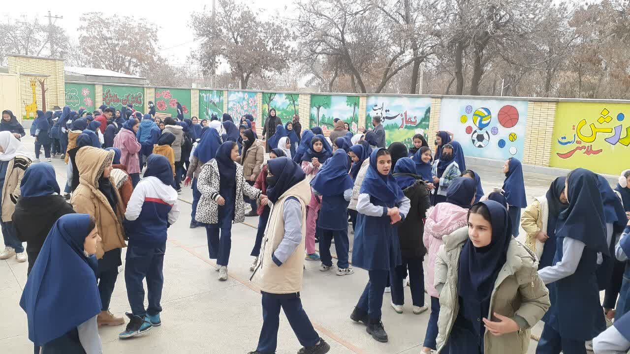 نمایشگاه دست‌ساخته‌های ورزشی و چالش عکس و لباس دوران کودکی و دلنوشته در مدرسه دخترانه ضحی ۲ شیروان