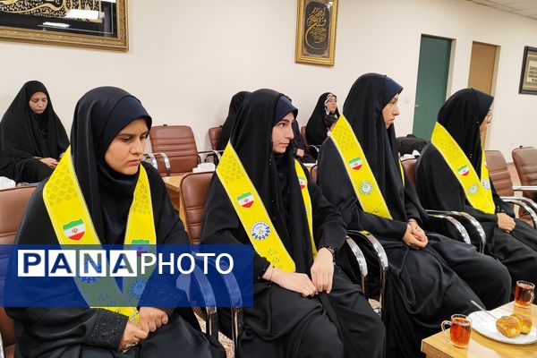 دیدار دختران دانش‌آموز سنندجی با نماینده ولی‌فقیه در کردستان 