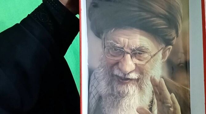 دست خدا عیان شد خامنه ای جوان شد