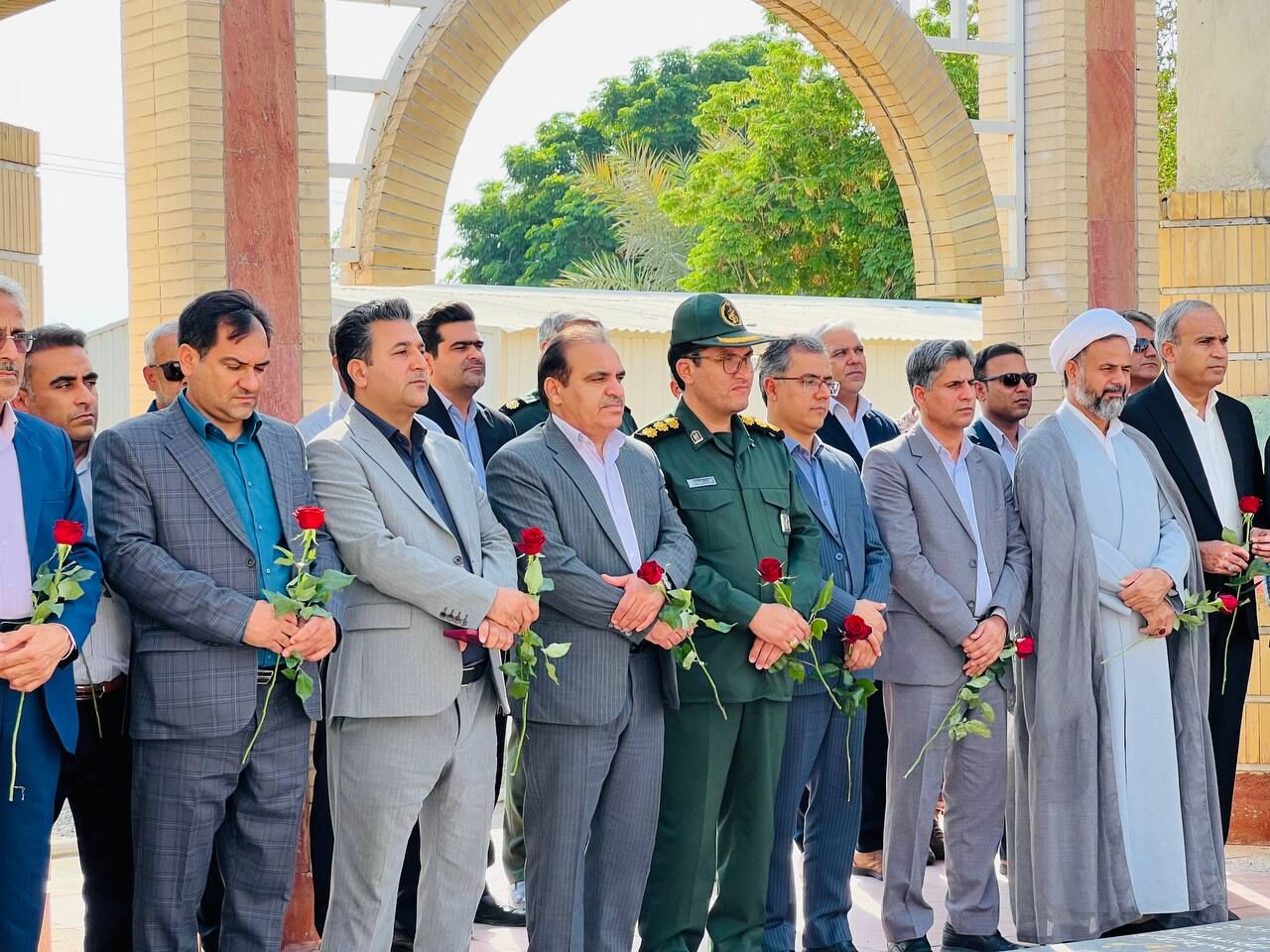 گلزار شهداء ؛ میزبان مسئولان شهرستان عنبرآباد همزمان با آغاز هفته دفاع مقدس
