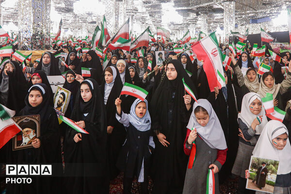 گرامیداشت دانش‌آموزان مدرسه میناب در حرم مطهر رضوی