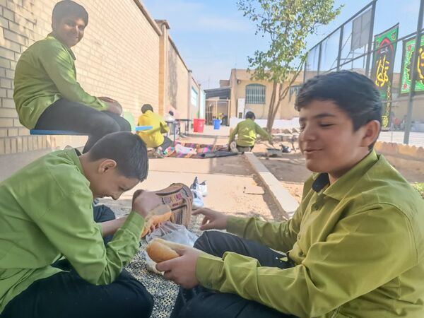 ناهار وحدت با طعم  شادی و لذت در مدرسه شاهد حاج مصلحیان
