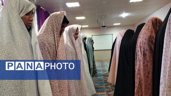 نواخته شدن زنگ نماز در دبیرستان حضرت معصومه(س) شهرستان خلیل‌آباد با شعار «مِهر با مُهر»