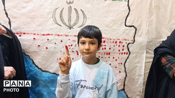 تجمع فرهنگیان و دانش‌آموزان ملکان در یادبود شهدای جنگ‌ تحمیلی سوم 