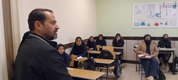 بازدید مسئولین آموزش و پرورش خلیل آباد از دبیرستان مادرمهربان نقاب
