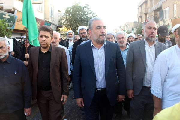 جلوه‌های حماسی از حضور نوجوانان قمی در مراسم تشییع شهدا 