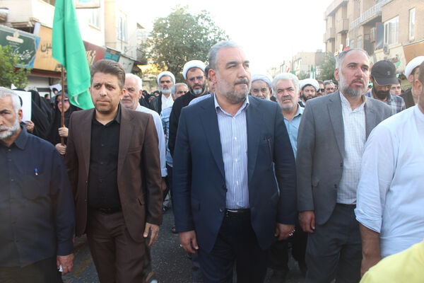 جلوه‌های حماسی از حضور نوجوانان قمی در مراسم تشییع شهدا 