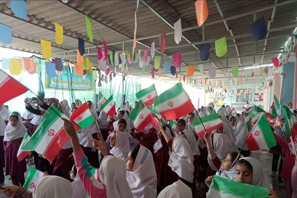 زنگ انقلاب در مدرسه شهید ابراهیم تنیده ناحیه یک بندرعباس به صدا در آمد