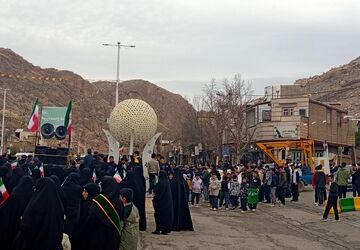 حضور پرشوردانش آموزان و نوجوانان در راهپیمایی  ۲۲ بهمن در معمولان
