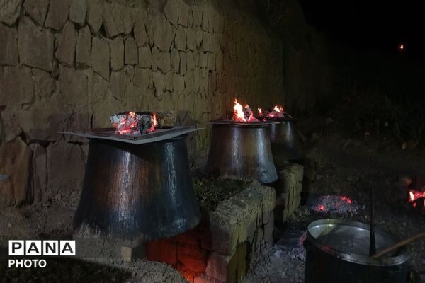 پخت حلیم در روز اربعین حسینی شهر بار نیشابور