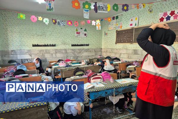 حضور نیروهای هلال احمر در دبستان هدی۱ به مناسبت هفته پدافند غیرعامل