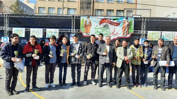 اولین نمایشگاه ماها در دبیرستان فرزانگان ۲ دوره دوم ناحیه ۷ مشهد