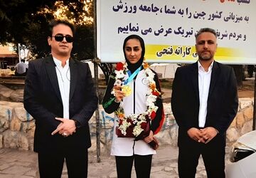 استقبال پرشور از غزل فتحی، قهرمان کاراته آسیا، در زادگاهش نورآباد لرستان