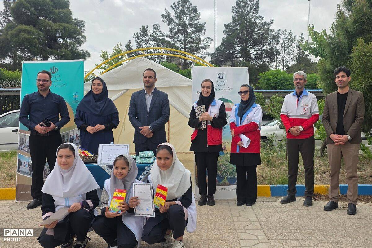 نمایی از یک روز آموزشی؛ سفیران سلامت در کنار کارشناسان بهداشت و هلال‌احمر