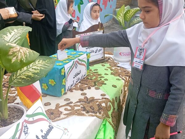 انتخابات شورای دانش آموزی در دبستان دخترانه نرجس یک 