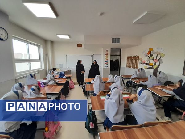 آیین نواخته شدن زنگ مهر در مدرسه شهدای بار فروش با حضور مسئولان استان و شهرستان کاشان