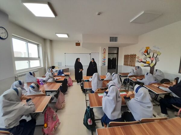 آیین نواخته شدن زنگ مهر در مدرسه شهدای بار فروش با حضور مسئولان استان و شهرستان کاشان