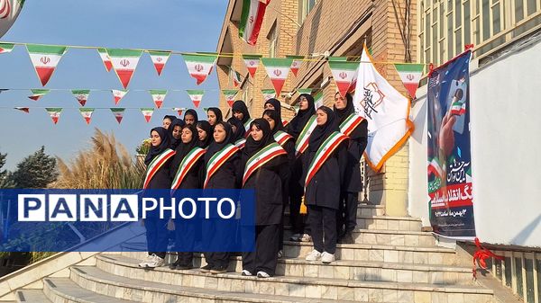 نواختن زنگ انقلاب در هنرستان 17 شهریور ناحیه یک کرج