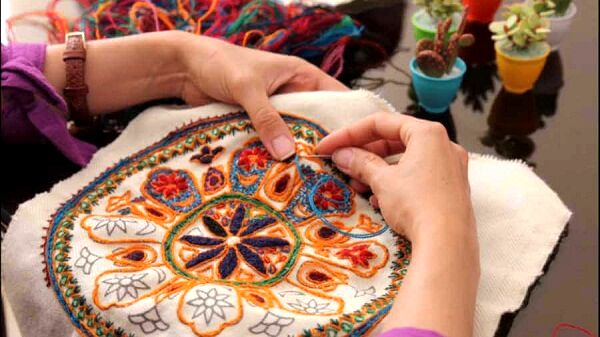 پته‌دوزی و نقاشی روی سفال از قدیمی‌ترین هنرهای کرمان است
