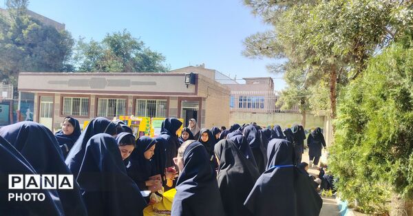 جشنواره محصولات فرهنگی در دبیرستان شاهد قدسیان