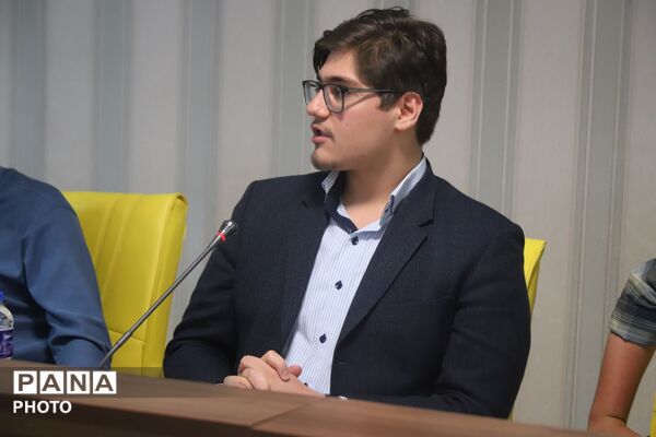 دیدار صمیمانه مدیر آموزش و پرورش ناحیه ۵ تبریز با نسل آگاه و فعال دانش‌آموزی