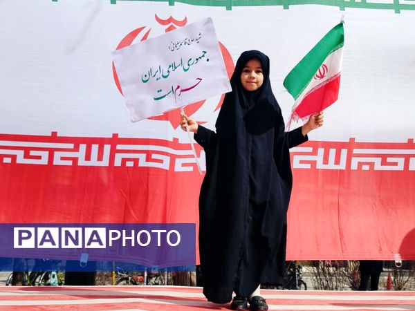 حضور دانش آموزان دبستان نرجس در راهپیمایی ۲۲بهمن 