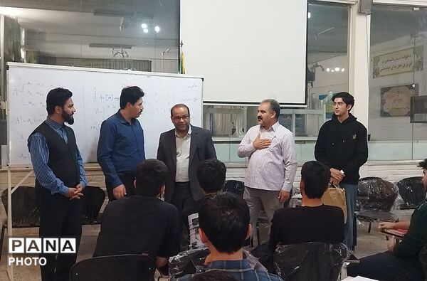 گفت و گویی صمیمی بین دانش آموزان دوازدهم ریاضی دبیرستان شاهد ابوذر غفاری با یکی از رتبه های برتر کنکور
