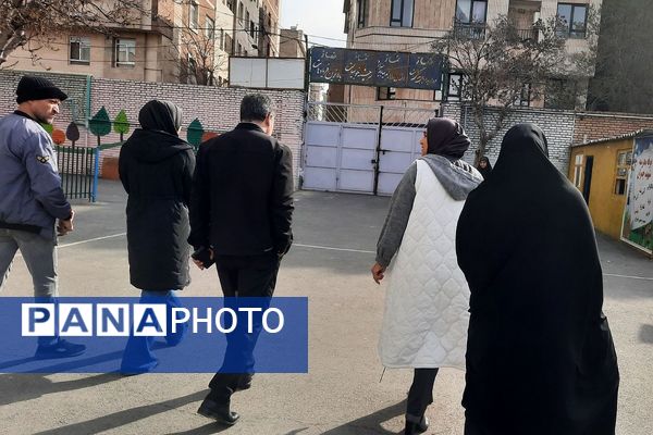 بازدید مدیر آموزش و پرورش ناحیه دو شهرری از دبستان شهید چمران 