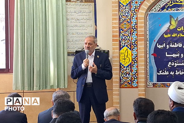 وزیر آموزش و پرورش میهمان دانش‌آموزان مدرسه شاهد دالکی