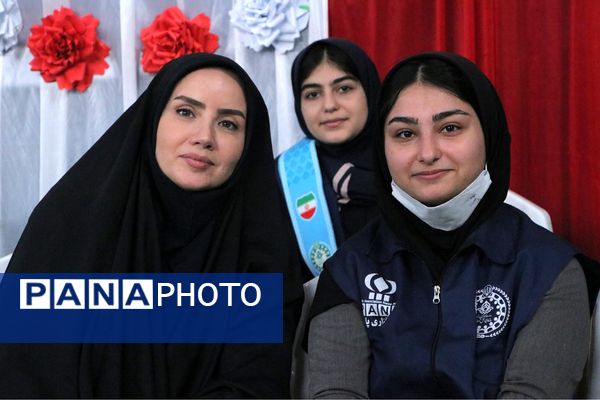 بهارستان دو صحنه همفکری، همدلی و همکاری پیشتازان در همایش یاوران انقلاب