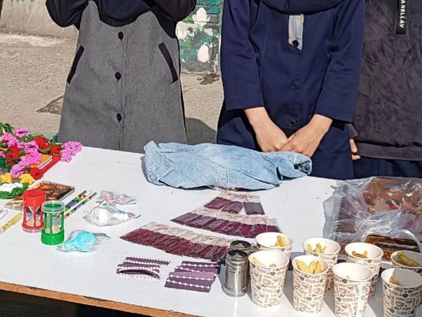 بازارچه و نمایشگاه کسب و کار دانش آموزی در دبیرستان امجدی۲