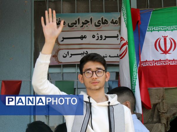 آیین نواختن زنگ ایثار و مقاومت در دبیرستان شاهد معراج