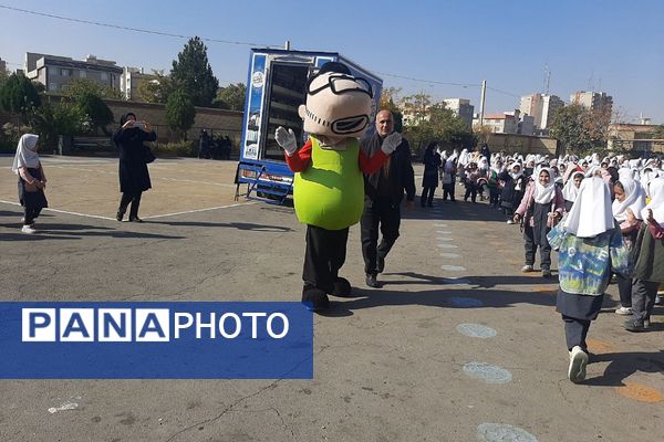 آیین نواختن زنگ دانایی در دبستان آیت‌الله خامنه‌ای در اسلامشهر