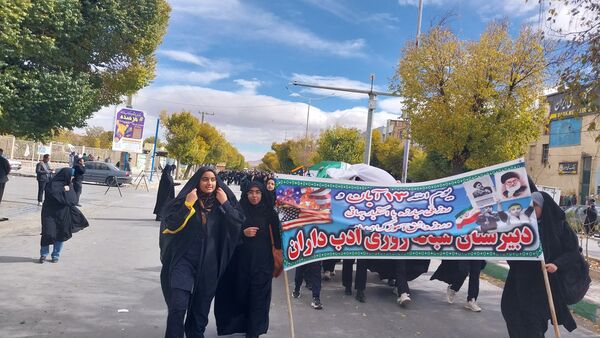 حضور پرشور دانش‌آموزان فریدنی در راهپیمایی 13 آبان