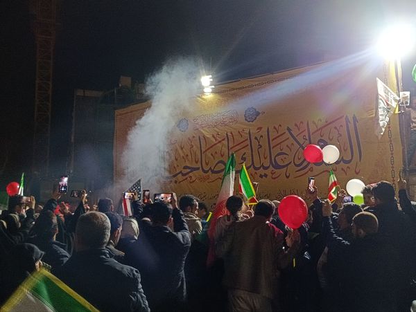 فریاد «الله‌اکبر» مردم در خیابان امام رضا(ع)؛ شبی پرشور در آستانه ۲۲ بهمن