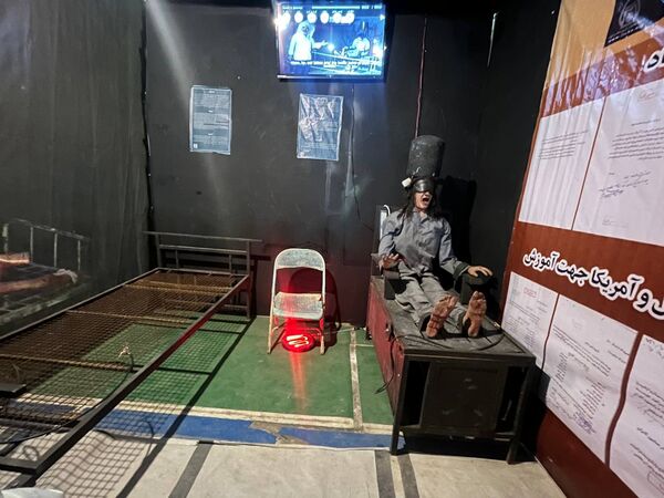 بازدید دانش‌آموزان دبیرستان فاطمه الزهرا از موزه عبرت