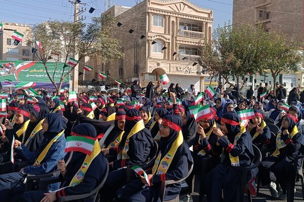 برگزاری مراسم راهپیمایی سیزده آبان با حضور دانش‌آموزان و مسئولین در ملارد