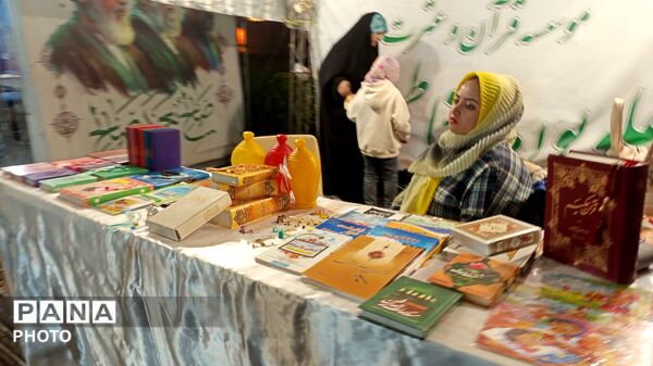 ایستاده در میدان ساعت تبریز